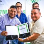 ISMAEL HERNÁNDEZ RINDE HOMENAJE A MAESTROS EN SU DÍA
