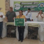 FAMILIAS PRODUCTORAS RECIBEN PAQUETES DE GALLINAS Y ALIMENTO