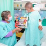 ENTREGAN REGALOS A NIÑOS PACIENTES DEL IMSS