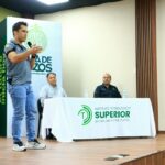 Ricardo Cordero comparte su trayectoria en automovilismo con jóvenes de Villa de Pozos