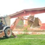 Inicia demolición de aulas en escuela Benito Juárez de Aquismón para su rehabilitación