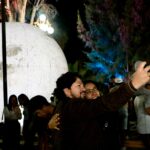 Familias de Villa de Pozos vivieron una noche mágica bajo la luna inmersiva en dos plazas emblemáticas