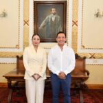 ASUME ROXANNA HERNÁNDEZ RAMÍREZ TITULARIDAD DE LA SECRETARÍA DE LAS MUJERES.  #Estado Por encargo del Gobernador Ricardo Gallardo Cardona, se designó a una nueva responsable de la política de atención a las mujeres, con el compromiso de reforzar esta área con programas que promuevan su desarrollo integral.  En representación del Gobernador Ricardo Gallardo Cardona, el secretario General de Gobierno, J. Guadalupe Torres Sánchez tomó protesta a la titular de la Secretaría de las Mujeres e Igualdad Sustantiva, Roxanna Hernández Ramírez, en sustitución de Gloria Serrato Sánchez. En el acto protocolario, Torres Sánchez afirmó que al asumir este encargo deberá iniciar labores de coordinación puntual con todos los colectivos, asociaciones civiles y autoridades de los tres niveles de Gobierno y trabajar de la mano en beneficio de niñas, adolescentes y mujeres en SLP.  Dijo que otro tema relevante es sumarse a las estrategias nacionales en la materia y aprovechar su relevo como la oportunidad de fortalecer la atención a las mujeres potosinas además de tener mayor presencia territorial en las cuatro regiones del Estado, así como ofrecer una atención directa y cercana para prevenir y atender las violencias en contra de las mujeres. El secretario de Gobierno puntualizó que se le exhortó a dar un acompañamiento integral y fortalecer las políticas públicas con perspectiva de género.  El responsable de la política pública en el Estado precisó que es necesario dar continuidad y mantener la cercanía con todos los sectores y que las políticas públicas que emanen desde esta Secretaría se dirijan a mantener a las mujeres en el centro de las decisiones para que todas tengan acceso a programas que impulsen la igualdad y el respeto a sus derechos, especialmente en aquellas que pertenecen a sectores más vulnerables como aquellas que viven en zonas rurales o indígenas o que atraviesan por alguna otra condición de vulnerabilidad.