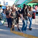 Personas con discapacidad visual recorren la Fenapo 2026 en el marco del turismo inclusivo